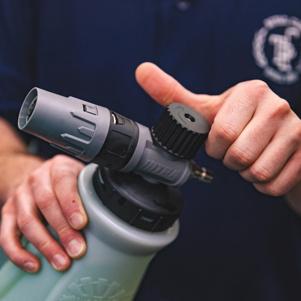 Close up of a twist dial on top of the TRC Ultra H2O Foam Cannon. 