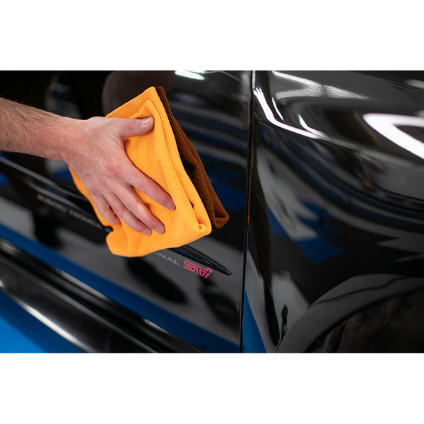 The Rag Company Edgeless Pearl Towel cleaning a vehicle. 